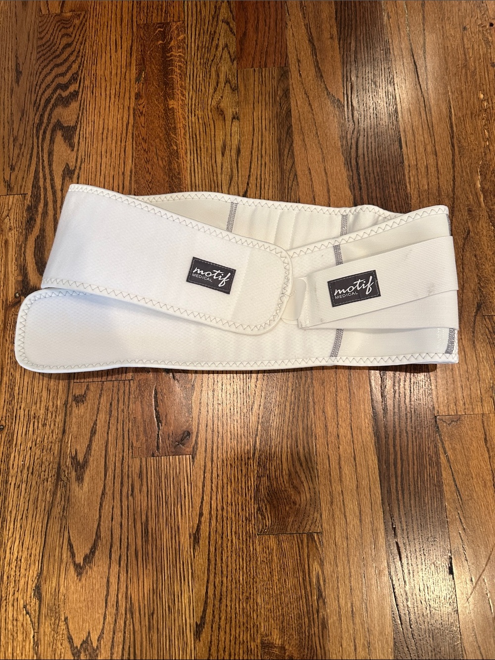 Motif White Belly Band